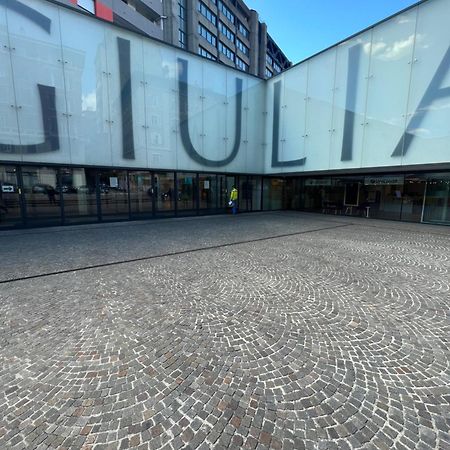 Alla Scalinata Del Teatro Rossetti Parcheggio Trieste Luaran gambar