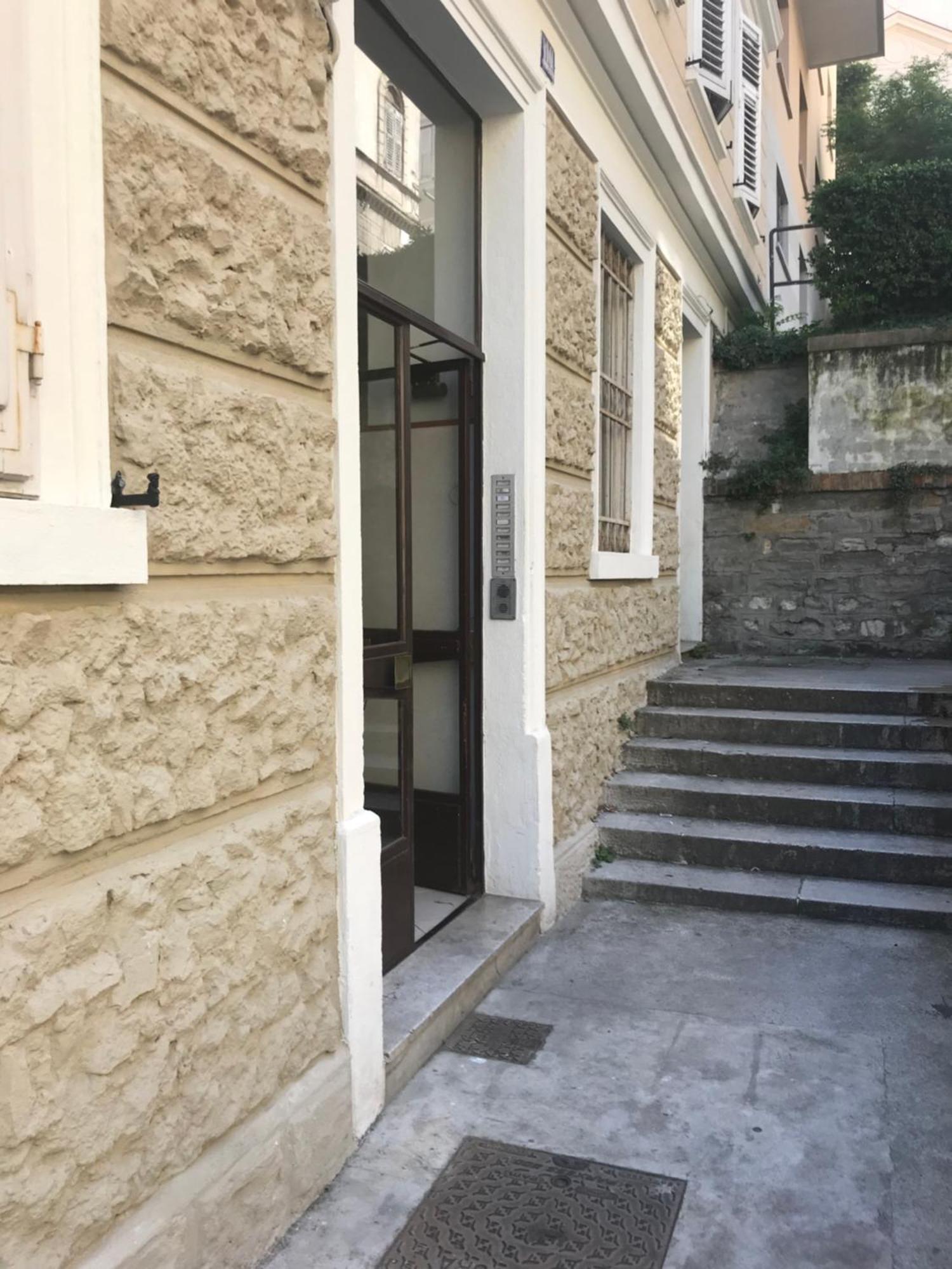 Alla Scalinata Del Teatro Rossetti Parcheggio Trieste Luaran gambar