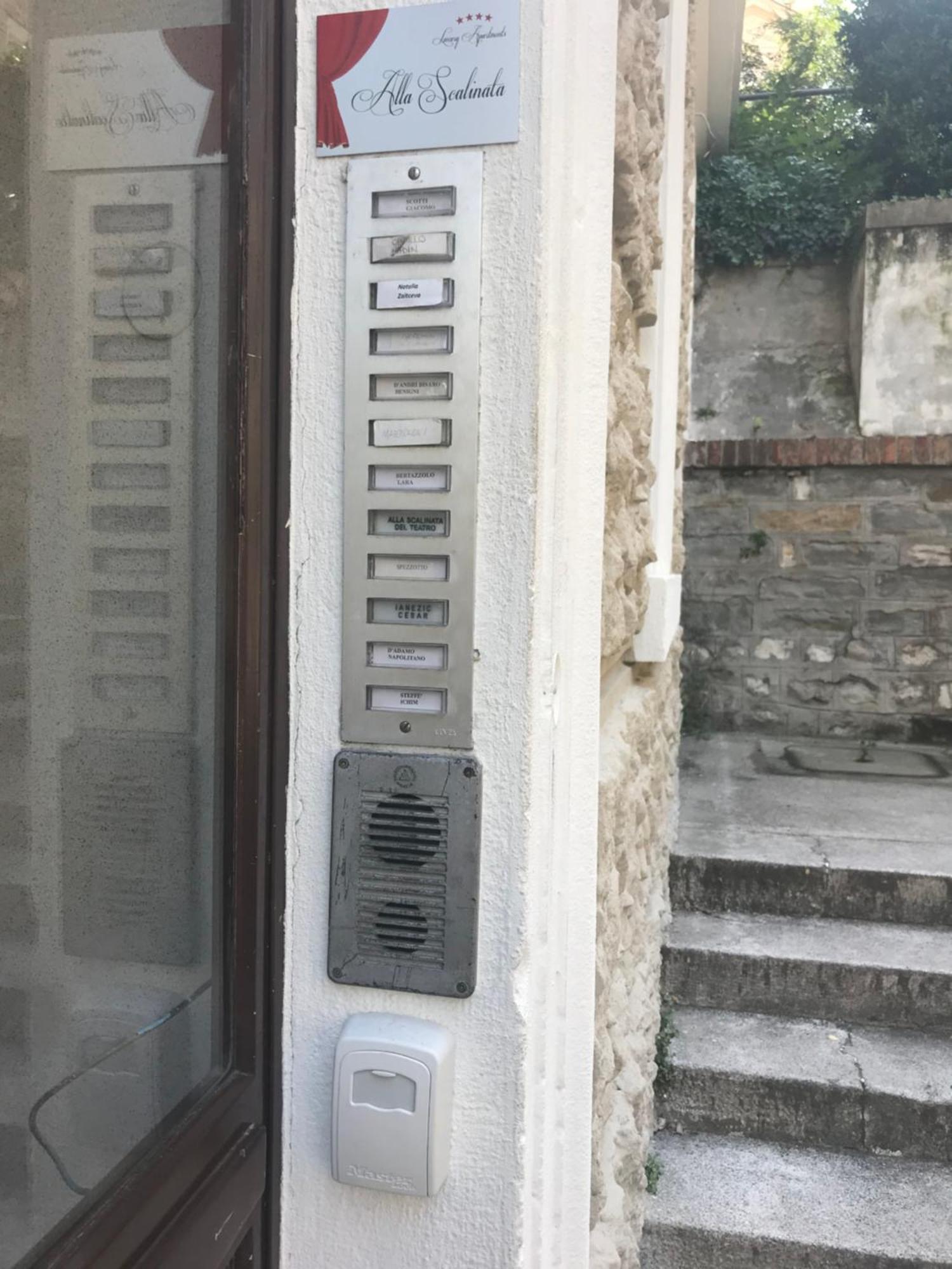 Alla Scalinata Del Teatro Rossetti Parcheggio Trieste Luaran gambar