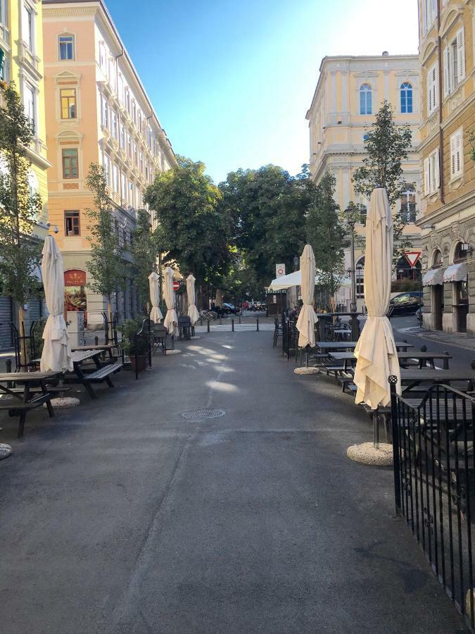 Alla Scalinata Del Teatro Rossetti Parcheggio Trieste Luaran gambar