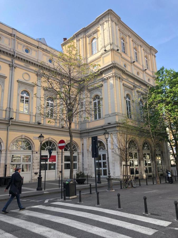 Alla Scalinata Del Teatro Rossetti Parcheggio Trieste Luaran gambar